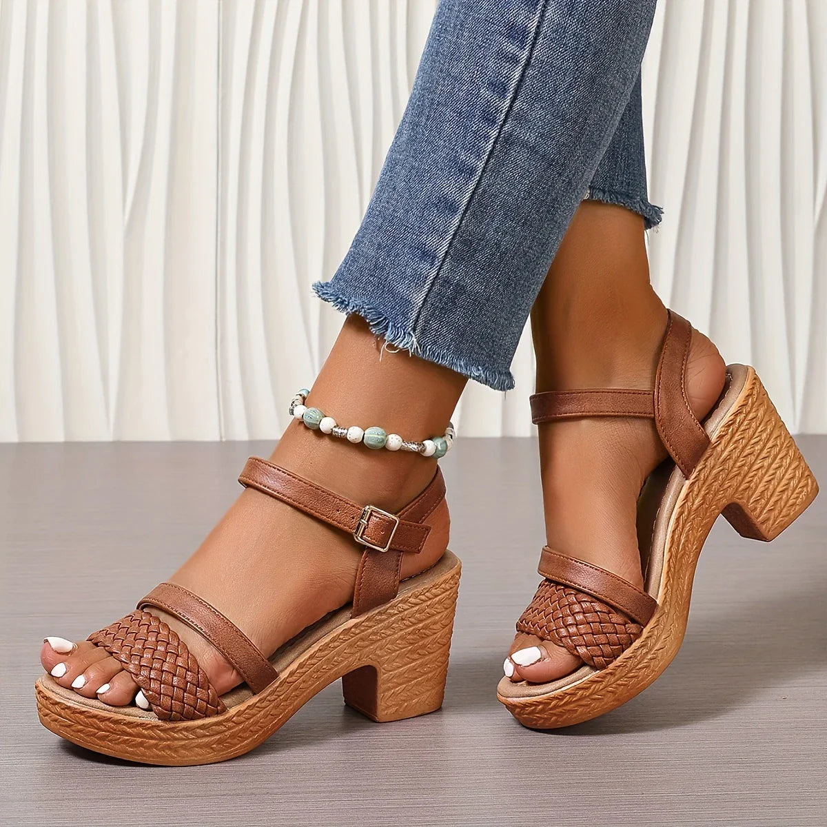 Aneskaia – Stilvolle Sandalen mit gewebtem Riemen und Blockabsatz