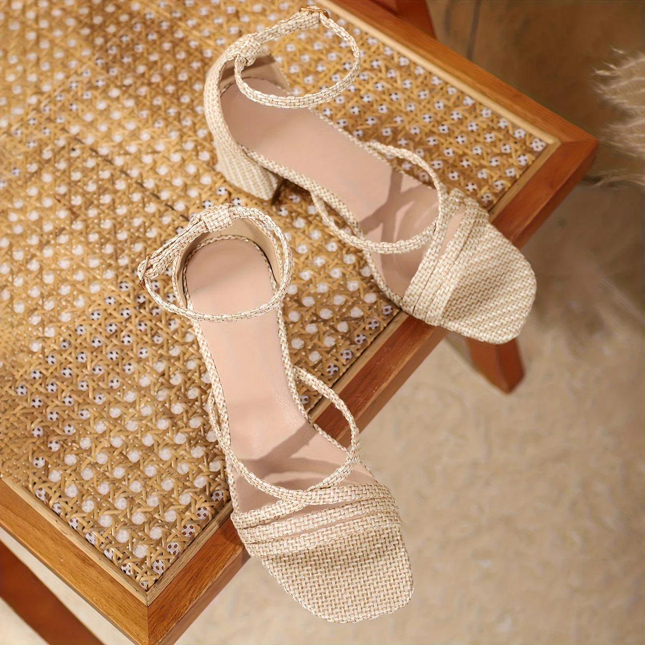 Thalira – Stilvolle Sandalen mit geflochtenem Blockabsatz