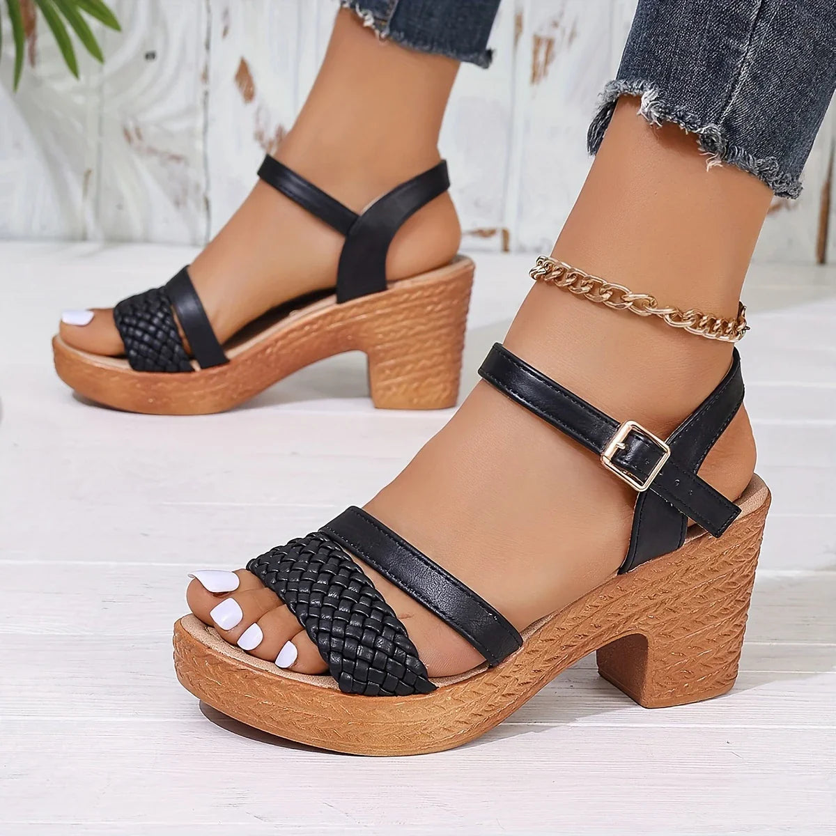 Aneskaia – Stilvolle Sandalen mit gewebtem Riemen und Blockabsatz