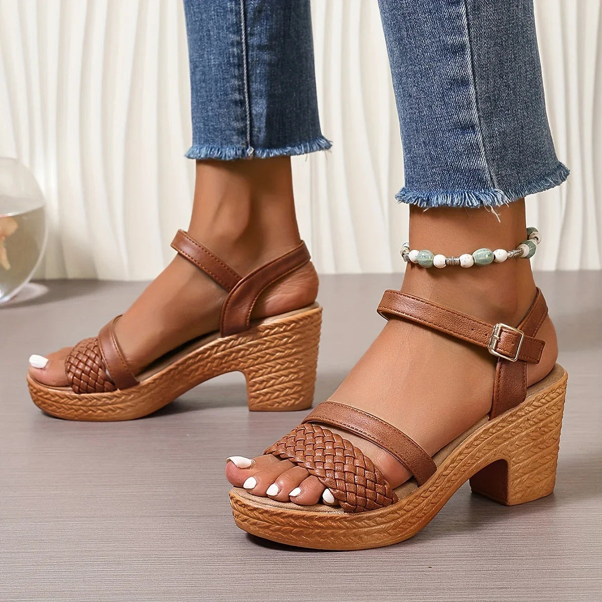 Aneskaia – Stilvolle Sandalen mit gewebtem Riemen und Blockabsatz