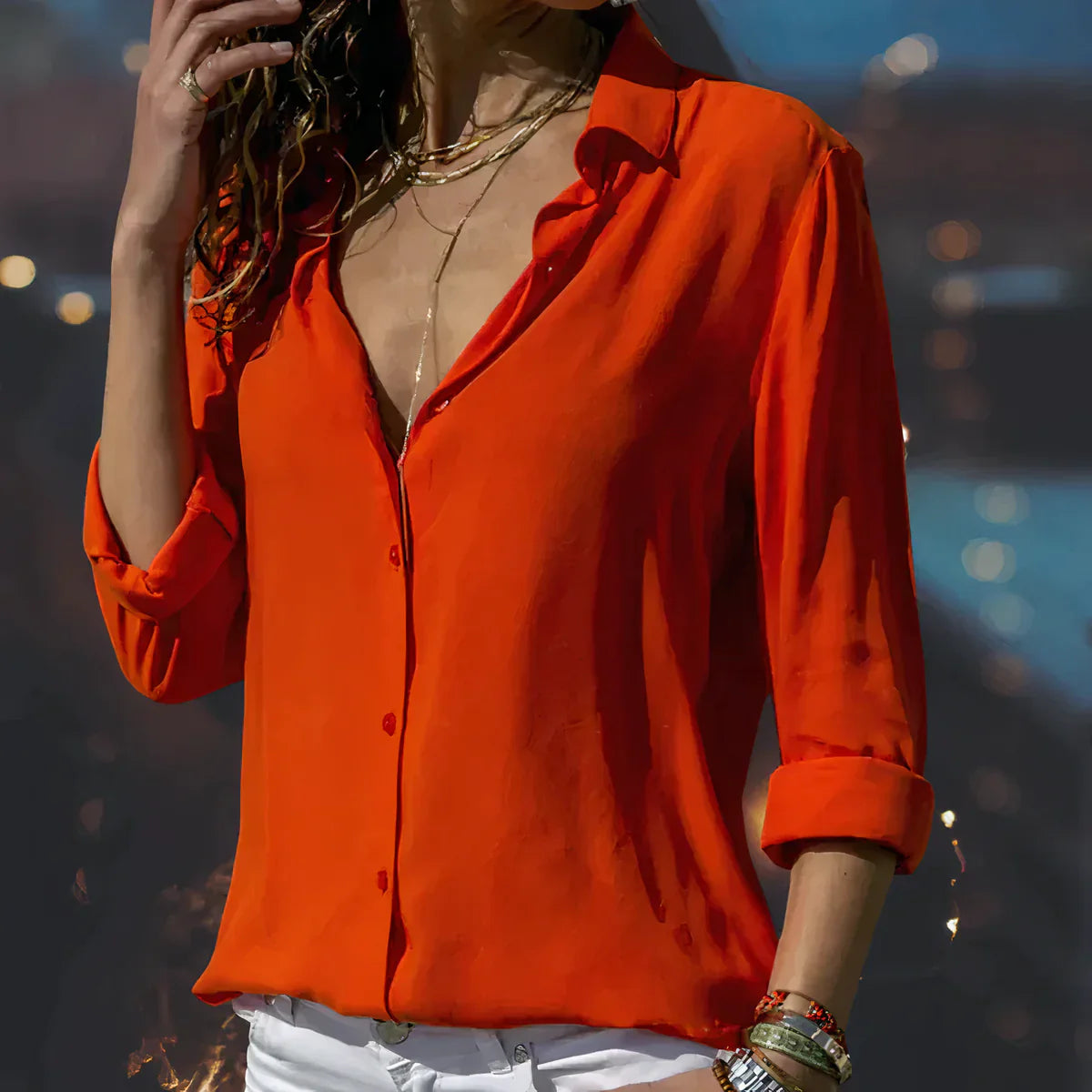 Brienna – Klassische Bluse mit V-Ausschnitt und Knopfleiste
