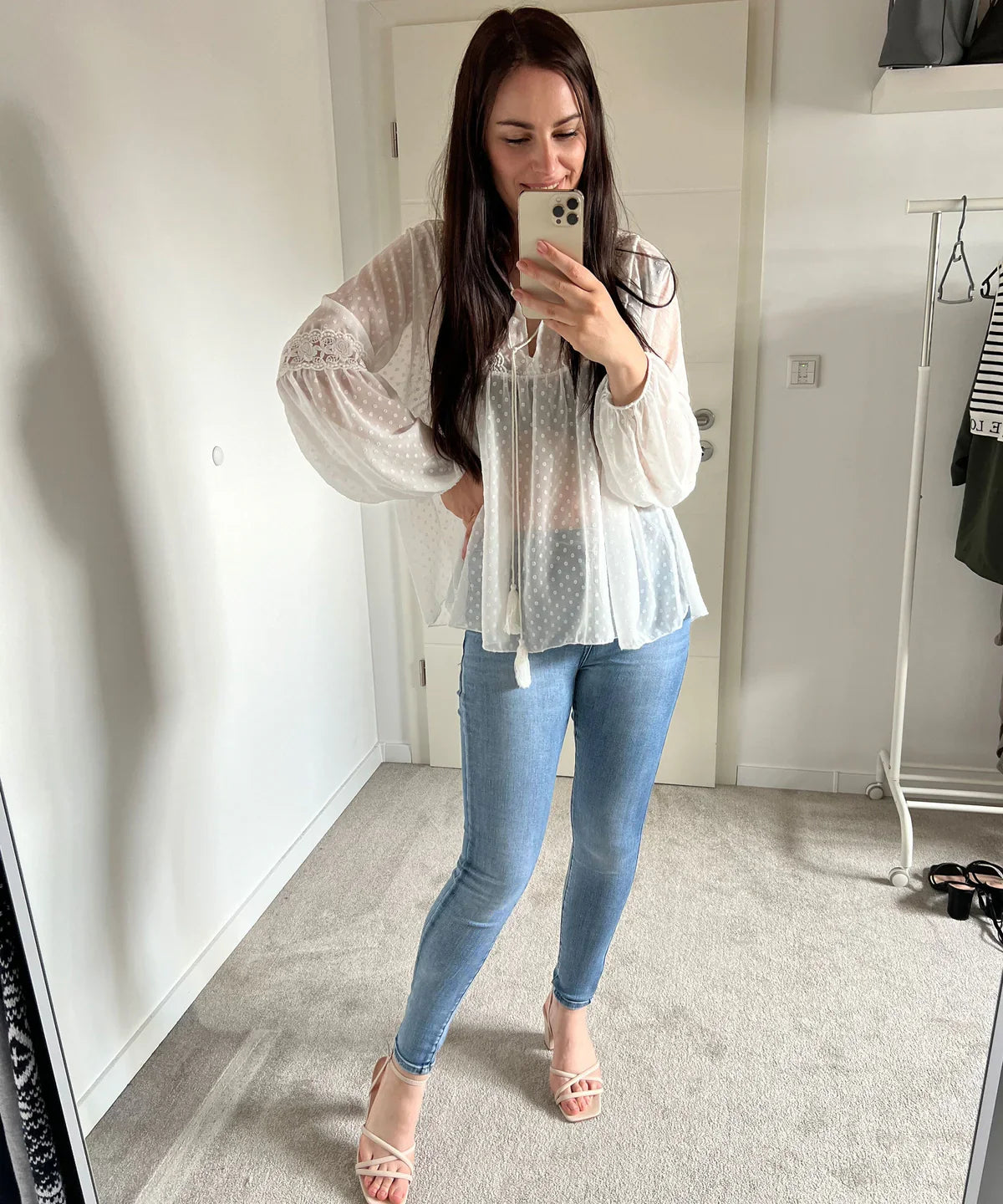 Noorani – Elegante, transparente Boho-Bluse mit Spitzenbesatz