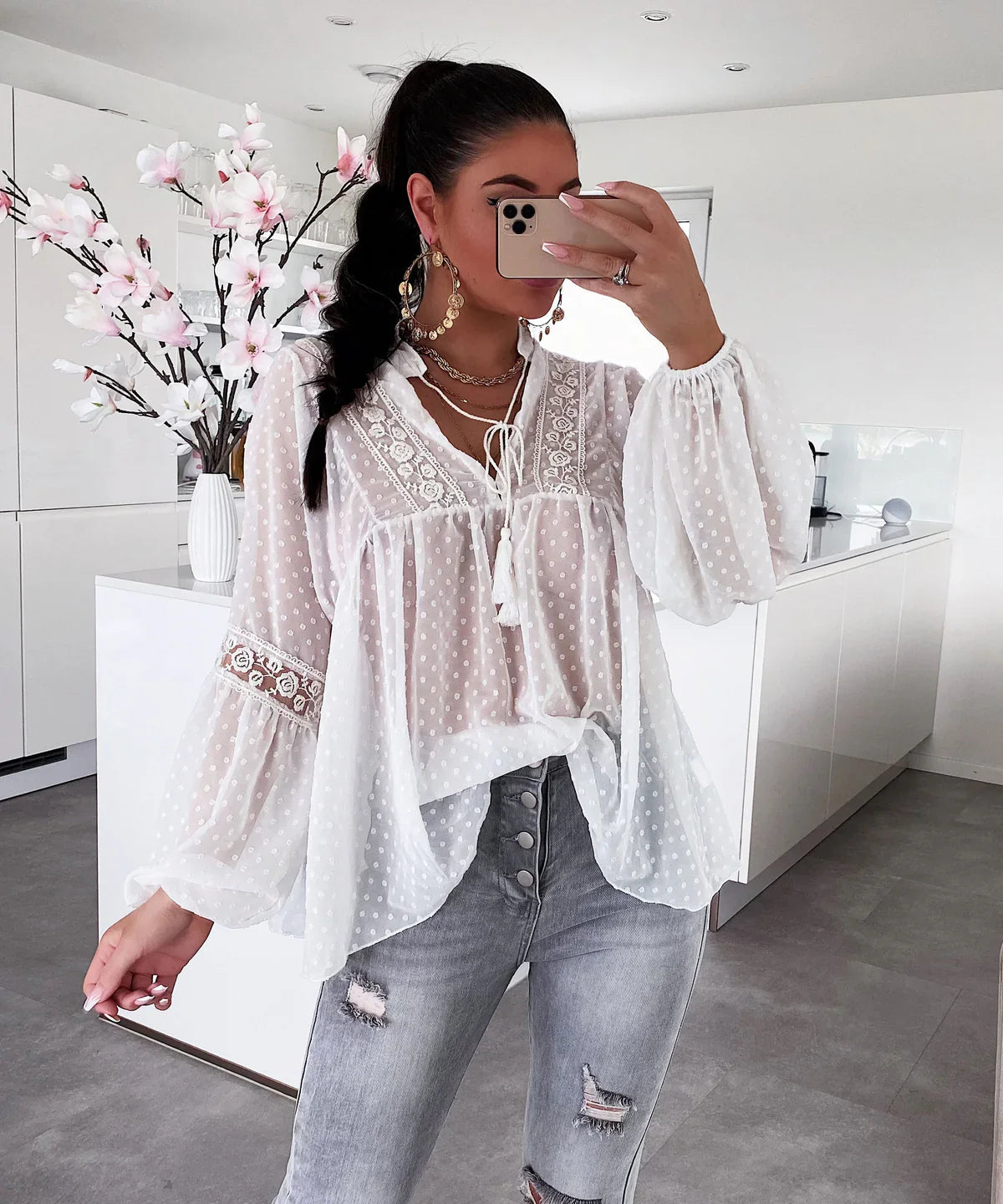 Noorani – Elegante, transparente Boho-Bluse mit Spitzenbesatz
