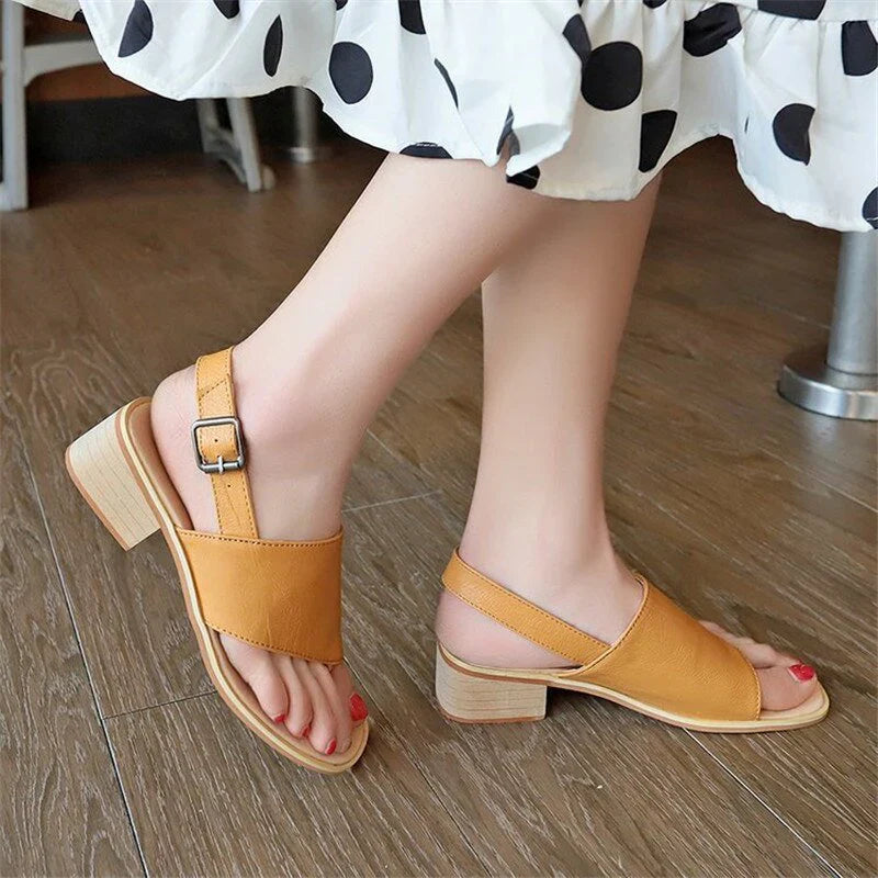 Isabelline – Minimalistische Slingback-Sandalen mit Blockabsatz