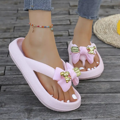 Anneliese – Plateau-Flip-Flops mit Schleife und goldenem Charm-Detail