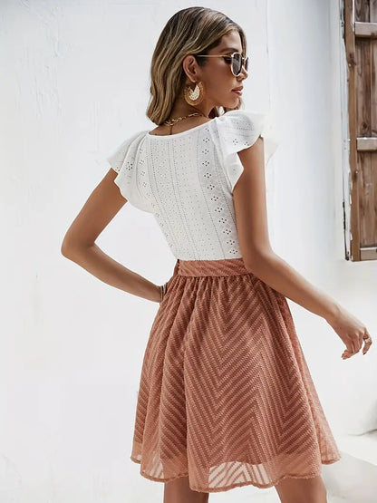 Caliah – Charmantes Kleid mit Rüschenärmeln und Ösen