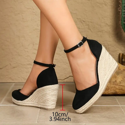 Hanalyn – Wildleder-Espadrille mit Knöchelriemen und Keilabsatz
