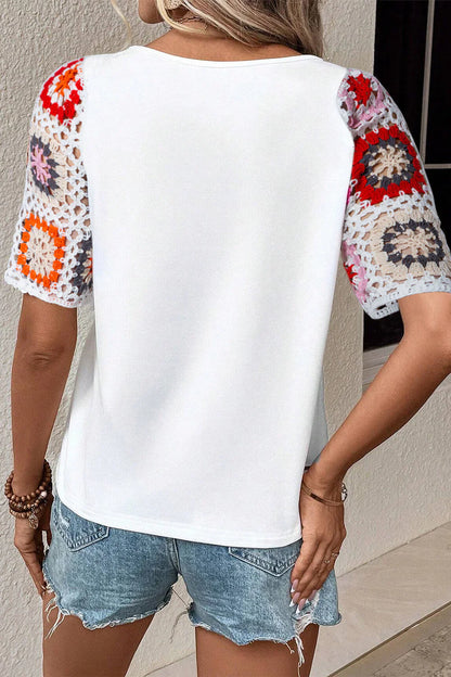 Nerelith – Stilvolles Patchwork-T-Shirt mit Häkelärmeln