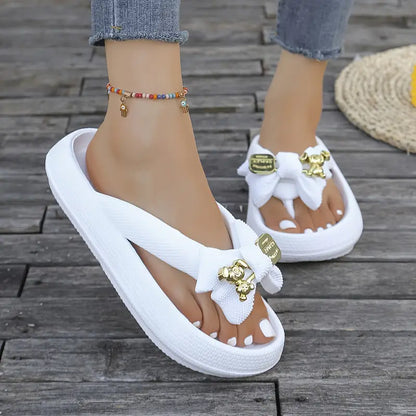Anneliese – Plateau-Flip-Flops mit Schleife und goldenem Charm-Detail