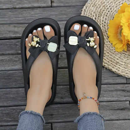 Anneliese – Plateau-Flip-Flops mit Schleife und goldenem Charm-Detail
