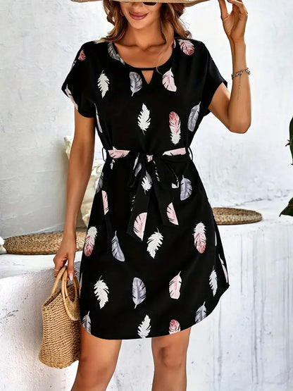 Jodi – Schwarzes Minikleid mit Federprint und Gürtel