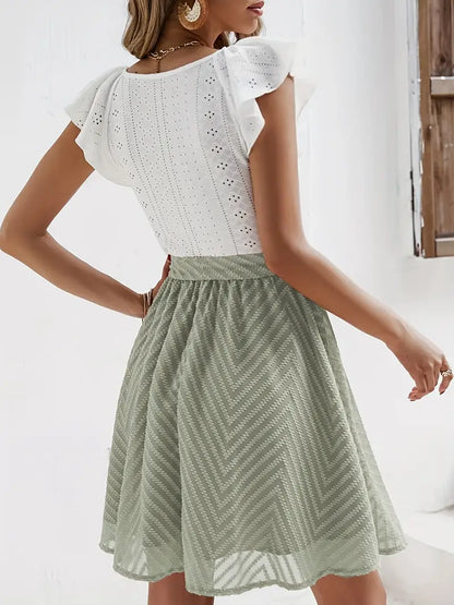 Caliah – Charmantes Kleid mit Rüschenärmeln und Ösen