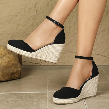Hanalyn – Wildleder-Espadrille mit Knöchelriemen und Keilabsatz