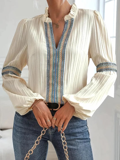 Virethia – Elegante Bluse mit Rüschenkragen und Stickerei