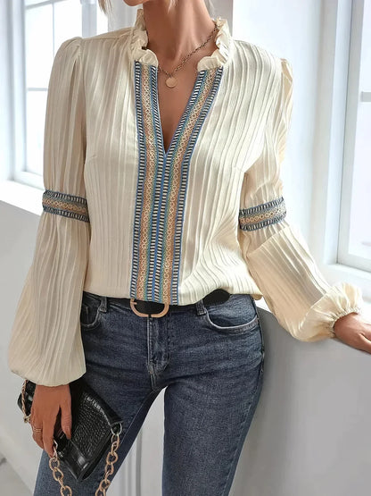 Virethia – Elegante Bluse mit Rüschenkragen und Stickerei