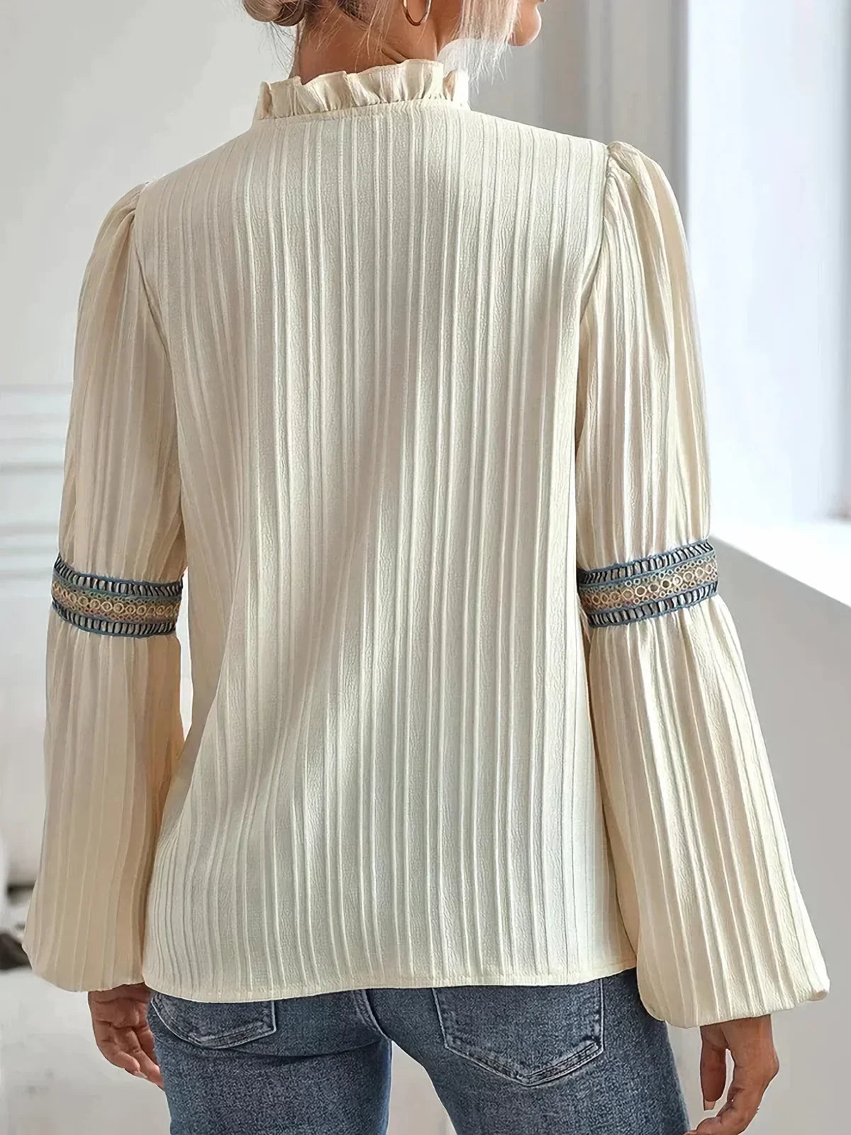 Virethia – Elegante Bluse mit Rüschenkragen und Stickerei