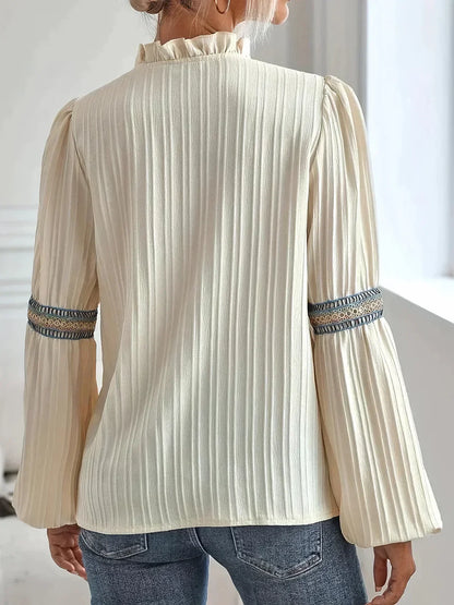 Virethia – Elegante Bluse mit Rüschenkragen und Stickerei