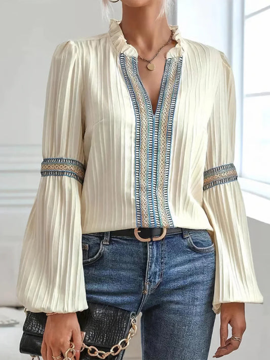 Virethia – Elegante Bluse mit Rüschenkragen und Stickerei
