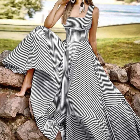 Brunhilde – Gestreiftes Maxikleid mit eckigem Ausschnitt und Ärmeln