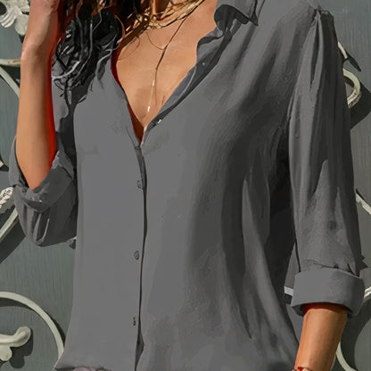 Brienna – Klassische Bluse mit V-Ausschnitt und Knopfleiste