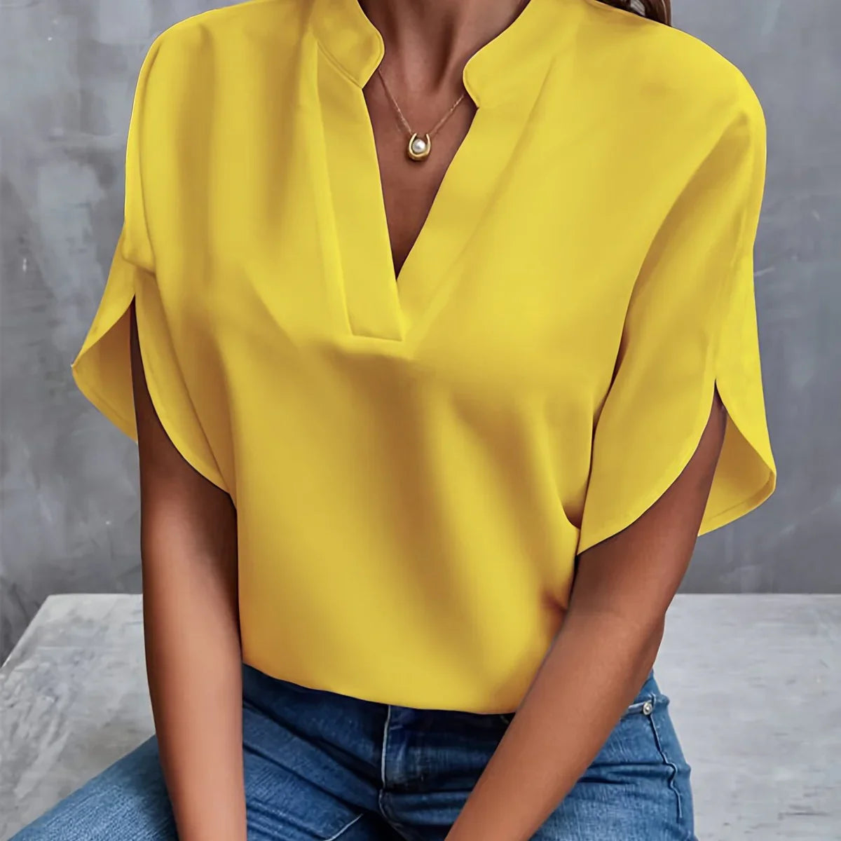 Caelira – Elegante Bluse mit Reverskragen und drapierten Ärmeln