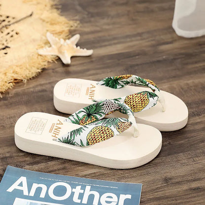 Kaelis – Boho-Flip-Flops mit floralem Satin-Riemen