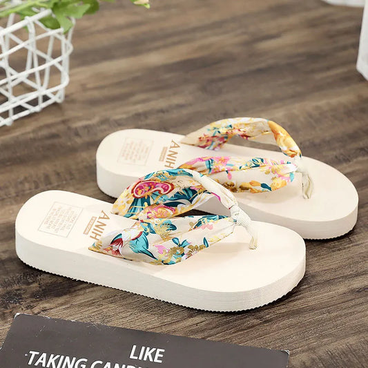 Kaelis – Boho-Flip-Flops mit floralem Satin-Riemen