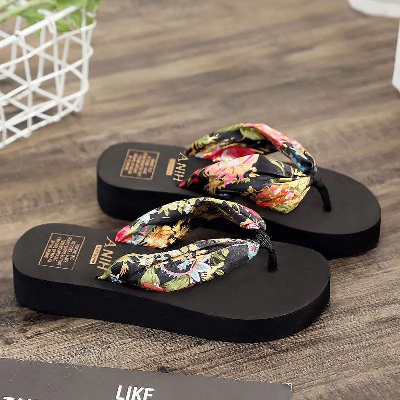 Kaelis – Boho-Flip-Flops mit floralem Satin-Riemen