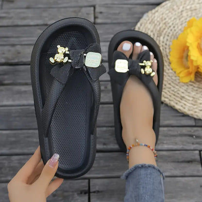 Anneliese – Plateau-Flip-Flops mit Schleife und goldenem Charm-Detail