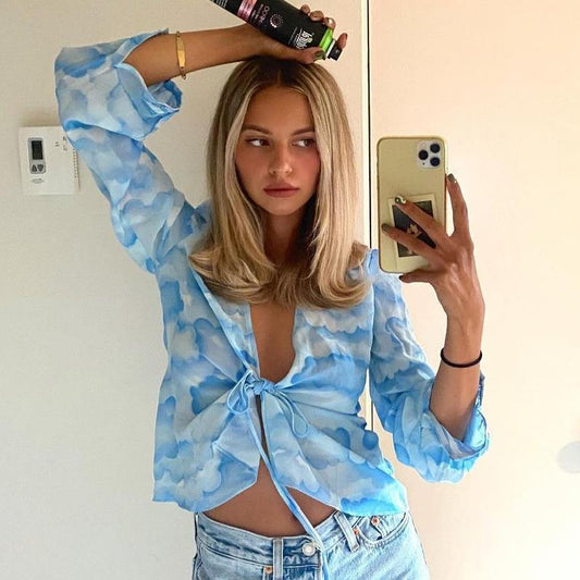 Roselinde – Transparente Chiffonbluse mit Wolkenprint und Bindeband