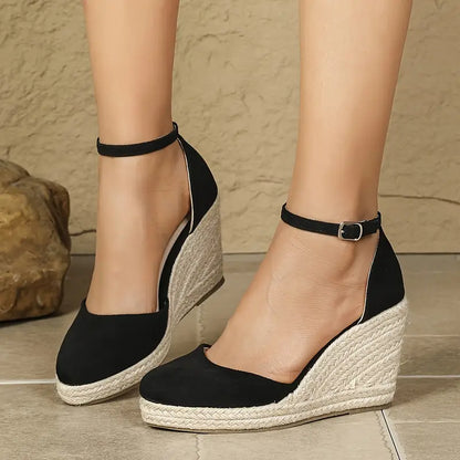 Hanalyn – Wildleder-Espadrille mit Knöchelriemen und Keilabsatz