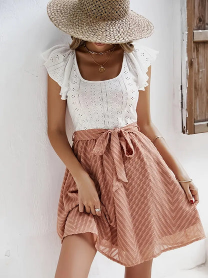 Caliah – Charmantes Kleid mit Rüschenärmeln und Ösen