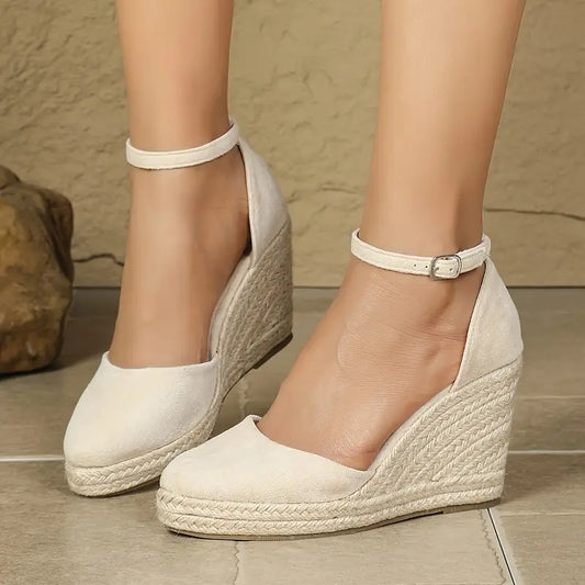Hanalyn – Wildleder-Espadrille mit Knöchelriemen und Keilabsatz