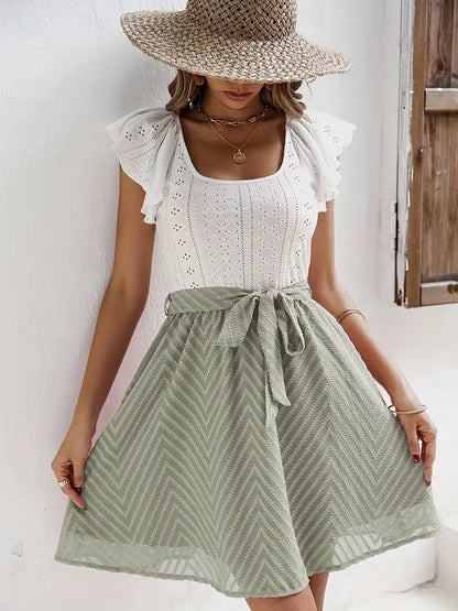 Caliah – Charmantes Kleid mit Rüschenärmeln und Ösen