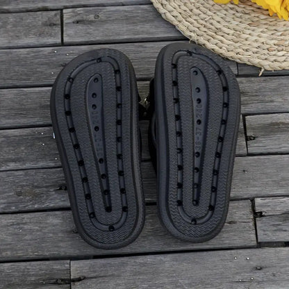 Anneliese – Plateau-Flip-Flops mit Schleife und goldenem Charm-Detail