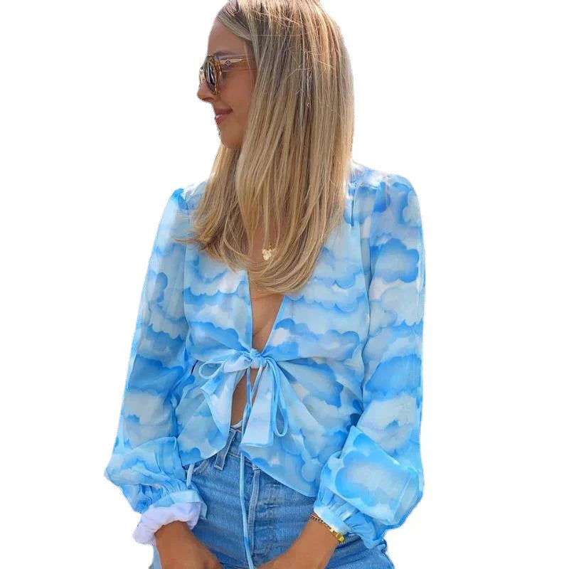 Roselinde – Transparente Chiffonbluse mit Wolkenprint und Bindeband